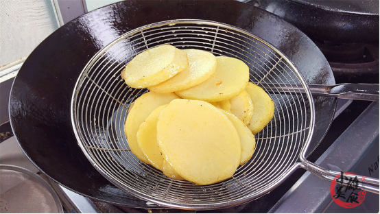 宋祖儿的“泪痣妆”真是惊艳!配上英气飞天眉,她的眼神会勾人 宋祖儿的“泪痣妆”真是惊艳!配上英气飞天眉,她的眼神会勾人