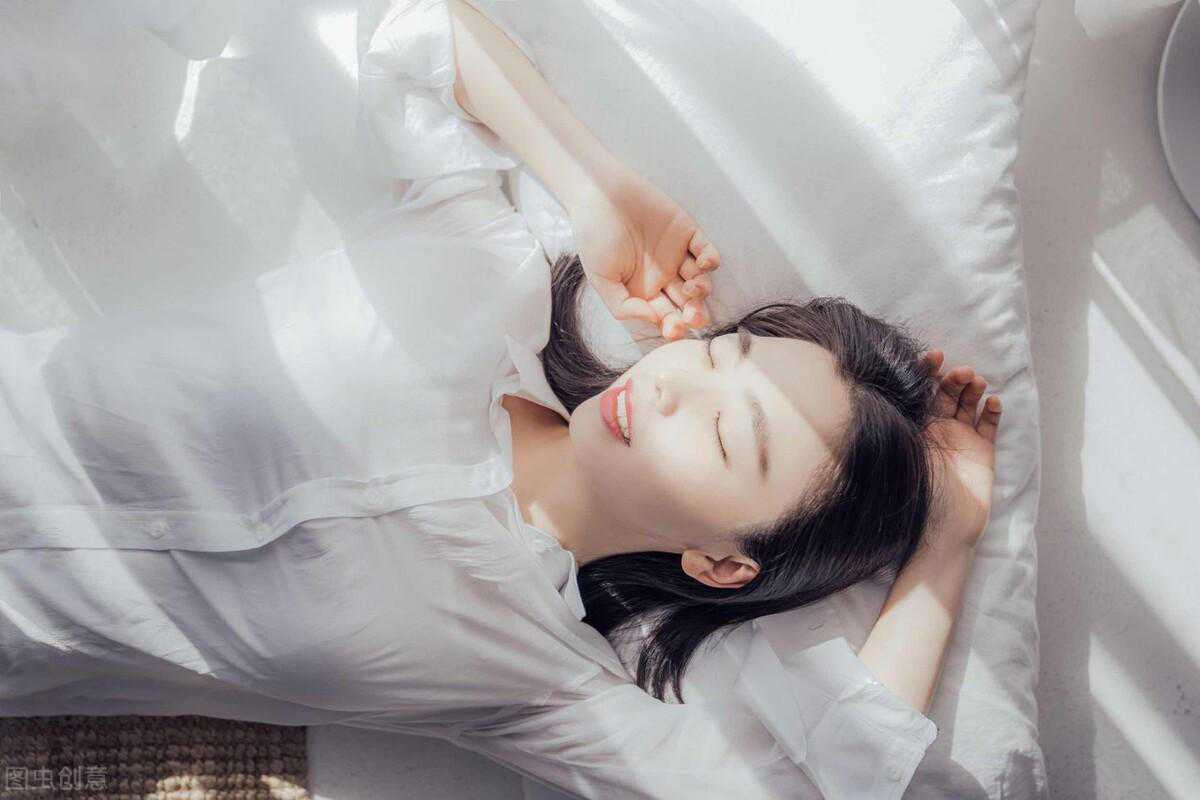 生肖兔四月事业运势：春野逐梦，星轨织锦