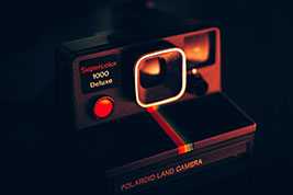 属鸡人的一生：贵人加持下的事业跃迁与财富密码